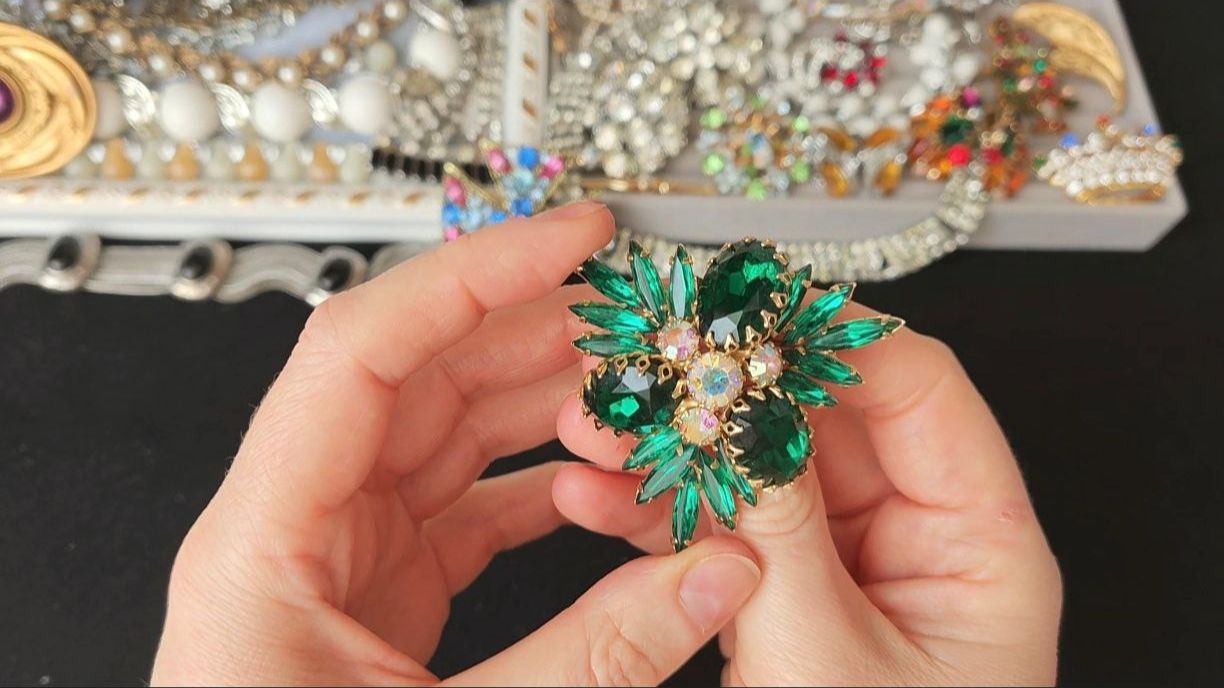 43. Шок-находка, самое дорогое украшение в распаковке лота бижутерии середины 20 века смотреть онлайн