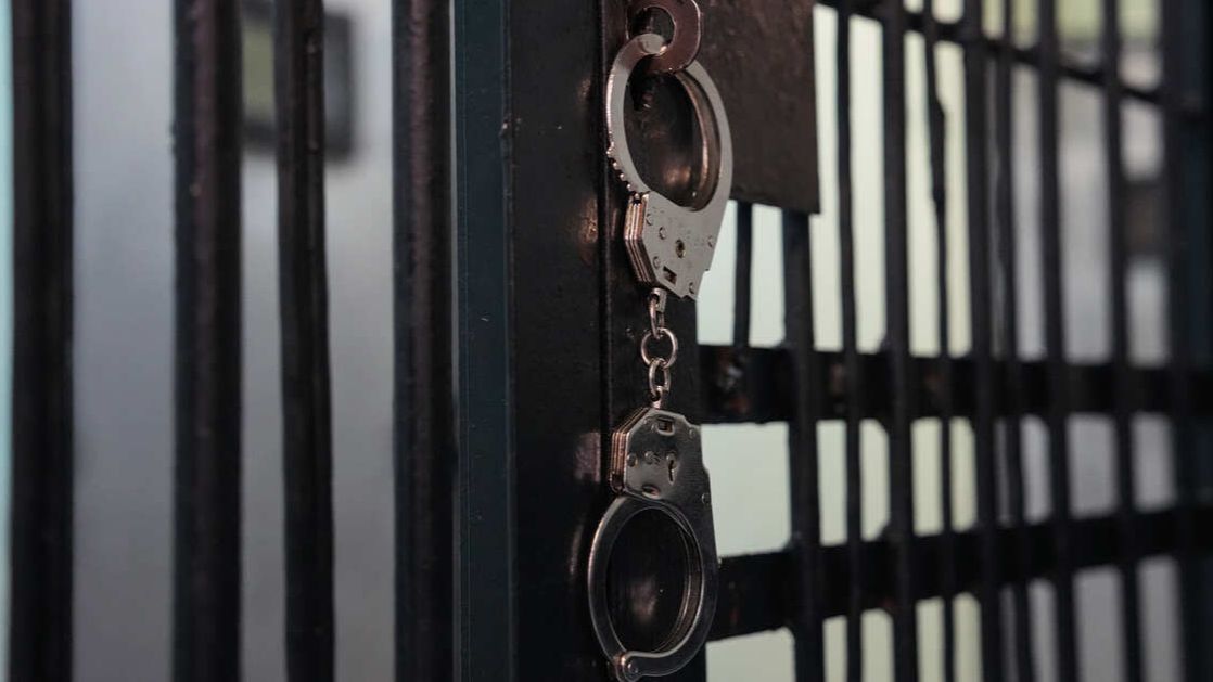 Столкнувший знакомого с балкона астраханец получил 11 лет и три месяца колонии смотреть онлайн