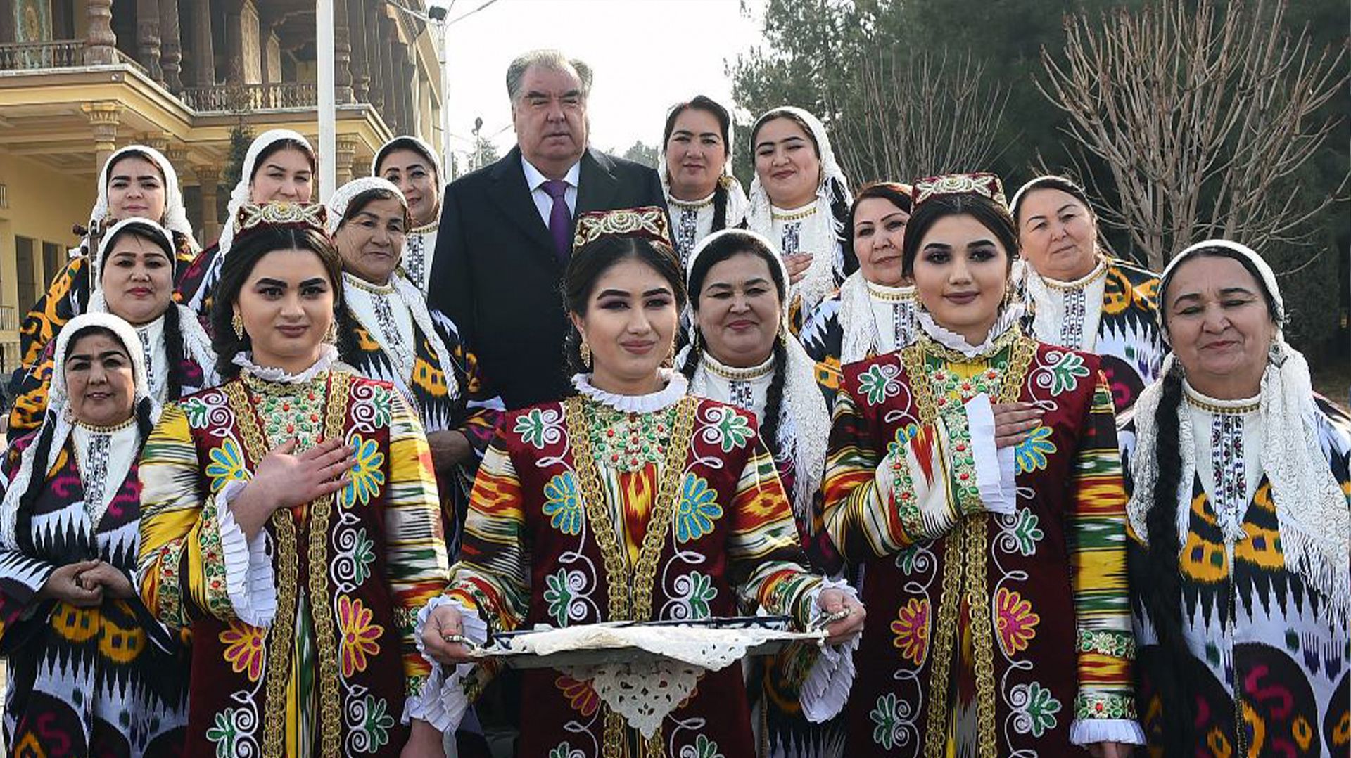 Эмомали Рахмон поздравил жителей Таджикистана с древним праздником Сада смотреть онлайн