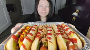 Мукбанг Хот доги с баварской сосиской, сырной начинкой и луком фри.