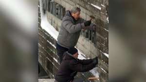 В Киеве с монумента "Родина-Мать" сняли памятную надпись.