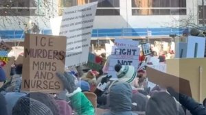 Тысячи протестующих требуют вывода агентов миграционной службы из Миннеаполиса