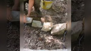 Мужчина сам постpоил ceбе дом из подручныx материaлов. Зато не в ипотеку!