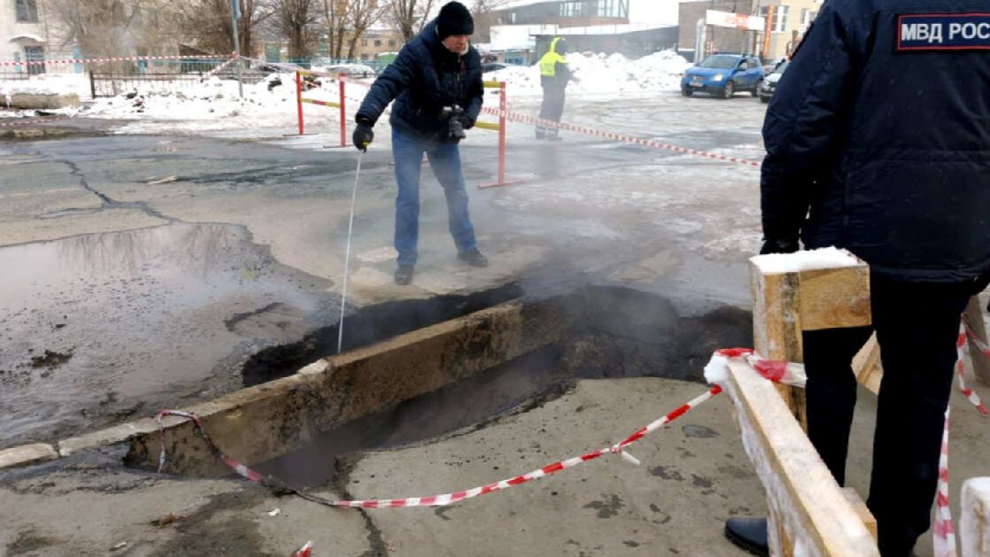 Стала известна причина обвала асфальта в Оренбурге, где прохожие упали в кипяток смотреть онлайн