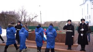 В Краснодоне активисты «Молодой Гвардии» ДНР и ЛНР возложили цветы к памятнику скорбящей матери