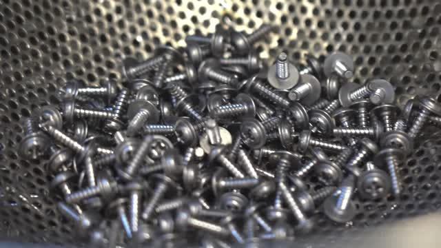 Процесс массового производства винтов и саморезов на японском заводе. смотреть онлайн