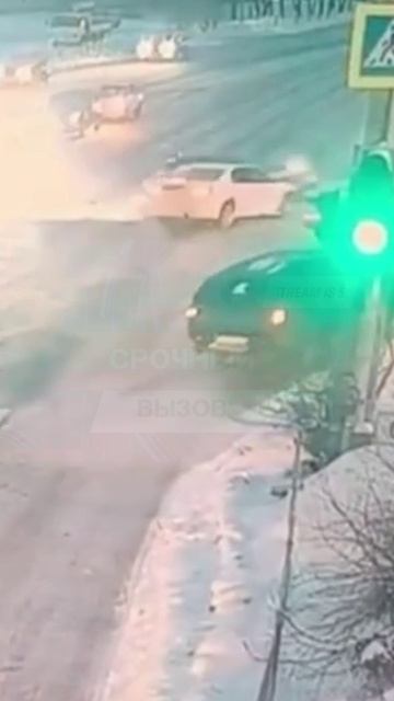 Жесткое ДТП на Суворова в Хабаровске водитель и пассажир пострадали   Чуть не снес пешеходов