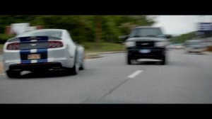 Тоби Маршалл объезжает пробку | Жажда скорости (2014) | Момент из фильма