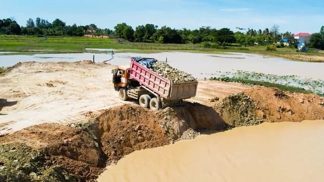 Wonderful Landfill Project !! Komatsu D60 Dozer Pushing Landfill with Dump Truck Unloading смотреть онлайн