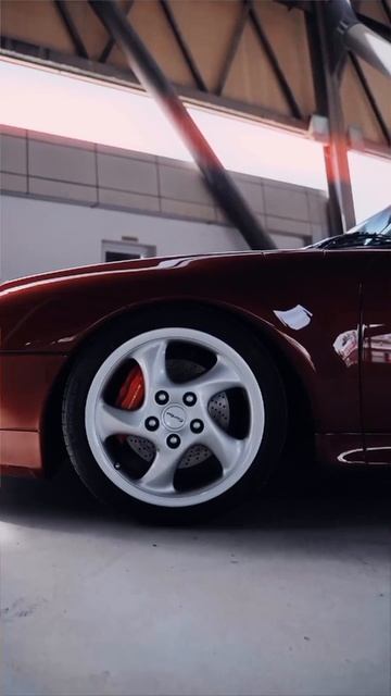 Porsche в тени, спрятан от посторонних глаз. смотреть онлайн