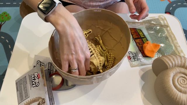 Распаковка яиц динозавров. Robo Alive Mega Dino Fossil Find.