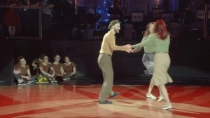 Я танцую пьяный на столе