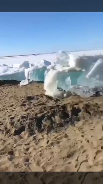 Людям удалось снять редкое явление — «Ледяное цунами». смотреть онлайн