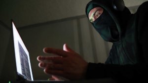 Мошенники выманивают деньги жертв, играя на их жадности и страхе