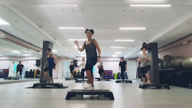 СТЕП АЭРОБИКА ЦЕЛАЯ ТРЕНИРОВКА / STEP AEROBICS 22.10.2022г смотреть онлайн