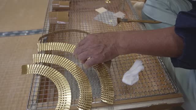 Как изготавливаются Японские Самурайские доспехи из множества деталей и разнообразных материалов. смотреть онлайн