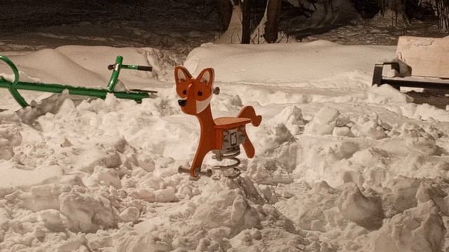 Крутая лиса на детской площадке. Москва смотреть онлайн