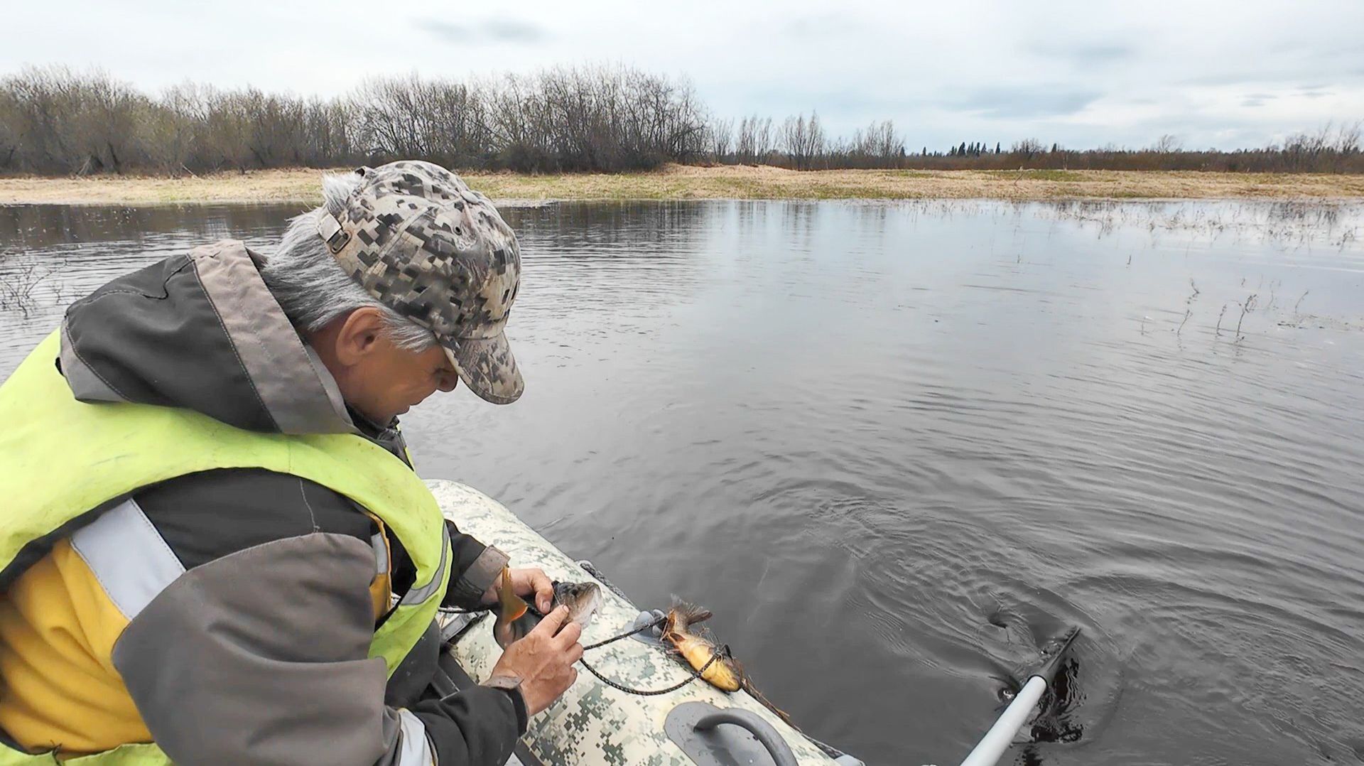 ПРОВЕРКА СЕТЕЙ НА ОЗЕРЕ. СНОВА ХОРОШИЙ УЛОВ НА СЕТИ ВЕСНОЙ. РЫБАЛКА НА СЕТИ В МАЕ. смотреть онлайн