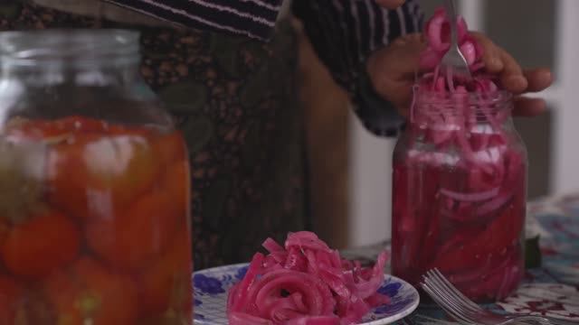 Kənd Həyatı. Лук для длительного хранения. Естественная консервация смотреть онлайн