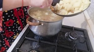 фкусная минутка-рыбный супчик, галушки с отварной картошкой и жареным луком,  бёдра запеченые