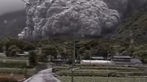 Люди спасаются от пирокластического потока пепла вулкана