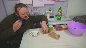 Какие вкусные купаты с майонезом и горчицей ПОДВАЛ ИЛЬИЧА вкусно кушаю