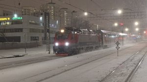 шумный ЭП20-026 пробирается по снегу с поездом №740 Брянск–Москва