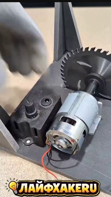 Надо делать так! Как сделать дровосек из двигателя постоянного тока#ЛайфхакеRU #diy смотреть онлайн