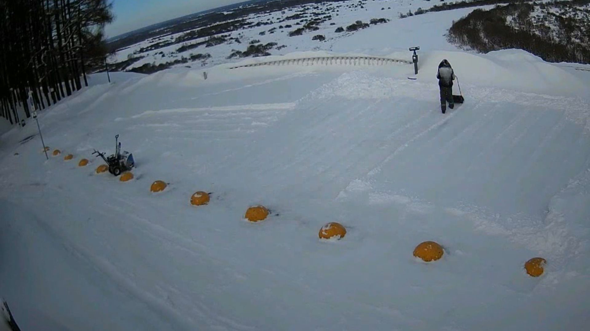 Уборка снега на смотровой площадке в Толмачево города Вязники. Съемка 30.01.2026 смотреть онлайн