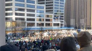 Тысячи демонстрантов собрались у суда Миннеаполиса с призывом отозвать офицеров ICE