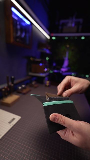 Картхолдер из крокодила Grey+Tif