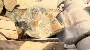 Строительство, дробление щебёнки