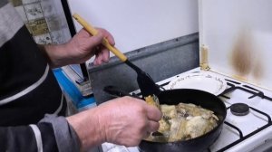ЗАКВАСИЛА МОЛОКО. Петя ЖАРИТ РЫБУ. ОКРОШКА.