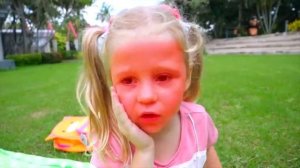 Настя и папа веселятся в аквапарке (360p) (1)