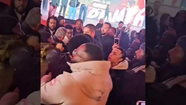 ⚡Члены команды Девина Хейни и боксёр Деланте Джонсон – устроили потасовку на церемонии взвешивания смотреть онлайн