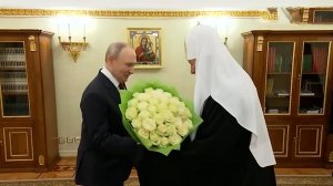 Путин вручил патриарху Кириллу белые розы в день годовщины интронизации: кадры