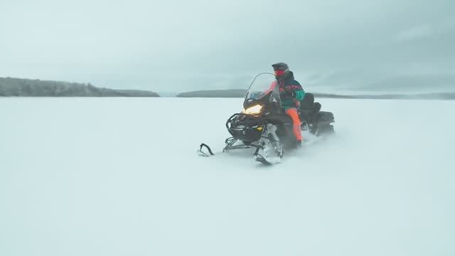 По Имандре на снегоходах смотреть онлайн