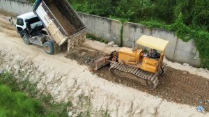 Бульдозер ровняет дорогу в деревне. Готовим основание сельской дороги