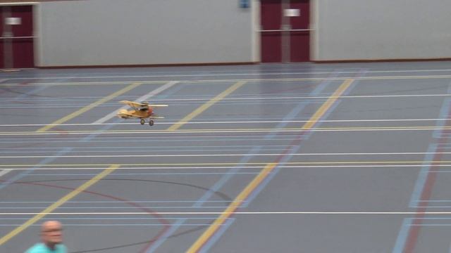 Двигатель на CO2 в самолёте-копии для полётов в зале; зальные копии самолётов с мотором на CO2 смотреть онлайн