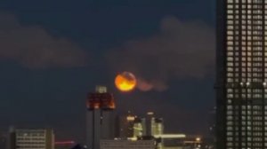 Три луны видели этой ночью над Москвой, пишут местные группы.

Это иллюзия, возникающая из-за...