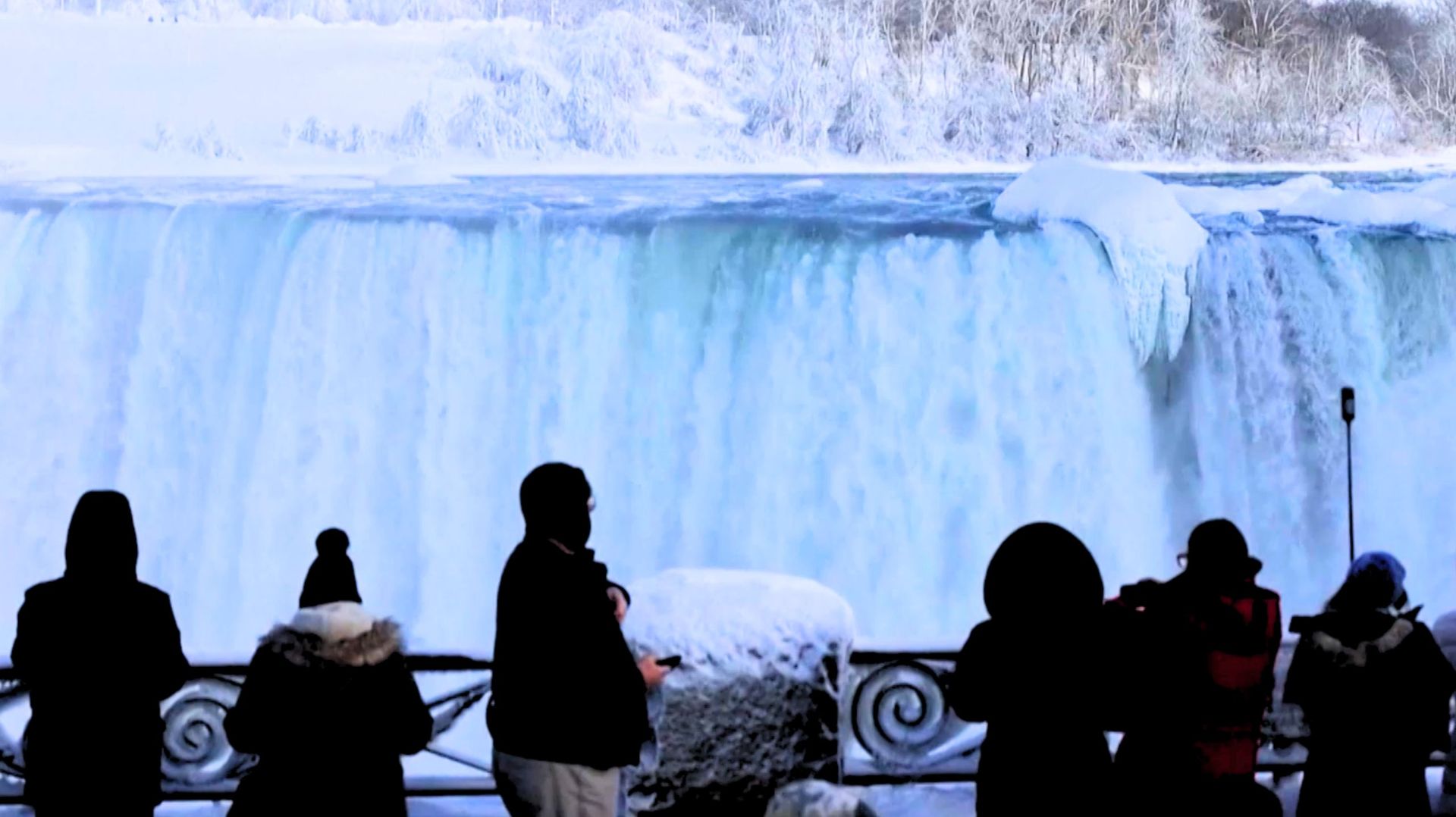 Ниагарский водопад наполовину сковало льдом в Канаде смотреть онлайн