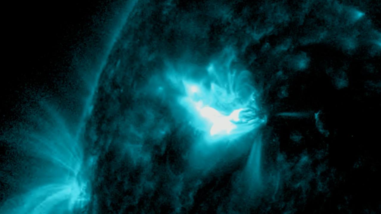 Три сильные вспышки произошли на Солнце смотреть онлайн