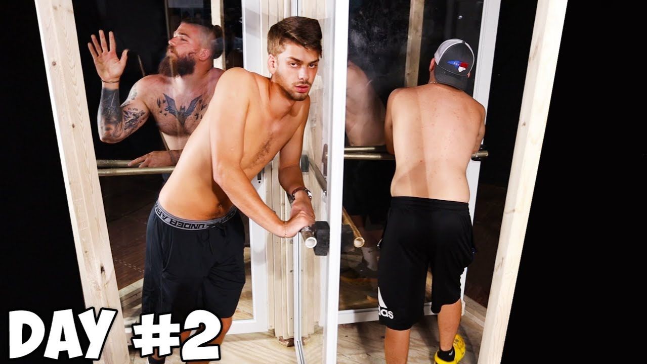 КТО ПОСЛЕДНИЙ ПОКИНЕТ КРУТЯЩУЮСЯ ДВЕРЬ, ПОЛУЧИТ $50,000! MRBEAST МИСТЕРБИСТ НА РУССКОМ смотреть онлайн