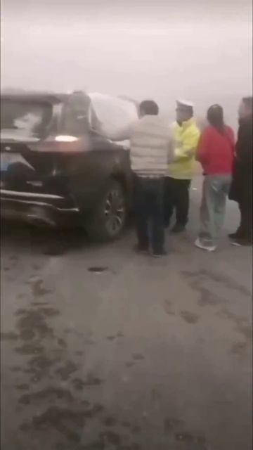 У сотен машин выбило стекла на трассе из-за пыльной бури и ураганного ветра в Китая. смотреть онлайн