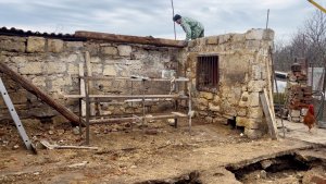 Разбираем руины | Первые работы в саду | Южная зима: то снег, то пчелы летают