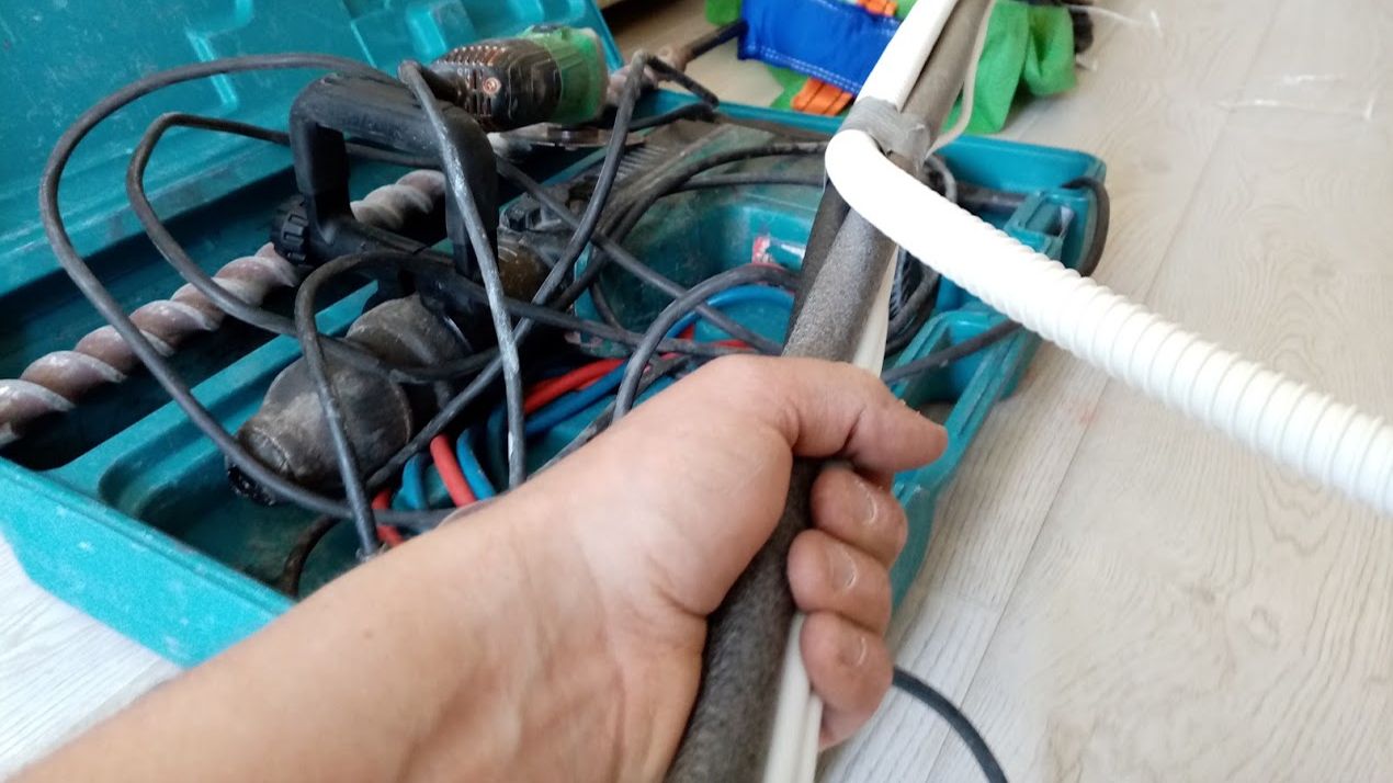 Монтаж кондиционера в доме из бревна Монтаж кондиционера в доме из бревна