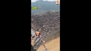 Строительство, разгрузка баржи со щебнем