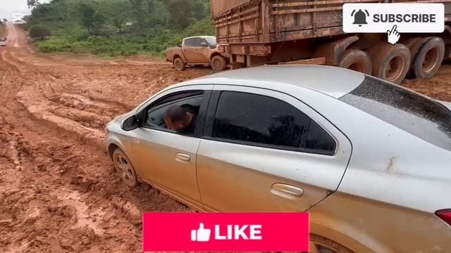 Бразильский дальнобой застрял в грязи — назад уже нельзя смотреть онлайн