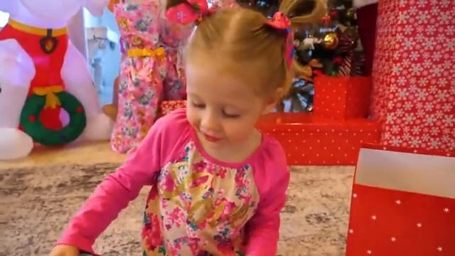 Настя и подарки - сборник видео про Новый год и Рождество (360p) смотреть онлайн