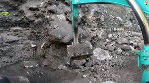 Строительство, экскаватор копает песок